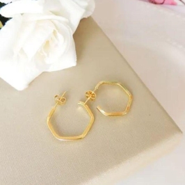 BRINCO ARGOLA RETANGULA FINA MEDIA