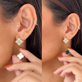 BRINCO DUPLO TREVO PRETO/ BRANCO E CRISTAL