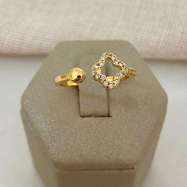 ANEL  TREVO VAZADO CRAVEJADO