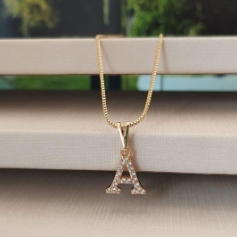 COLAR LETRA A CRAVEJADO