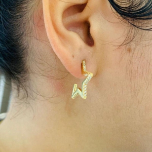 BRINCO ARGOLA ESTRELA COM ZIRCONIA