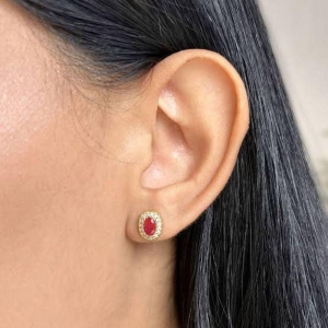 BRINCO OVAL RUBI CRAVEJADO