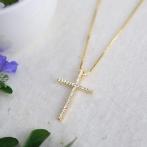 COLAR CRUZ CRAVEJADA DELICADA