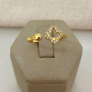 ANEL  TREVO VAZADO CRAVEJADO