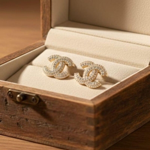 BRINCO CHANEL GRANDE CRAVEJADO