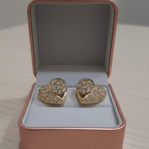 BRINCO CORAÇAO CRAVEJADO VAZADO COM FLOR CRISTAL