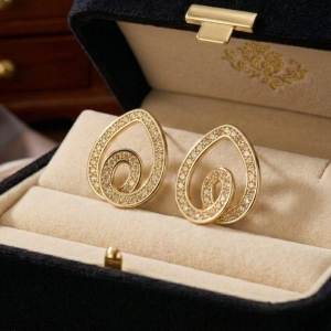 BRINCO CRAVEJADO ESTILO CORAÇÃO