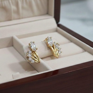 BRINCO FLOR COM ZIRCONIA