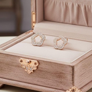 BRINCO FLOR VAZADA CRISTAL