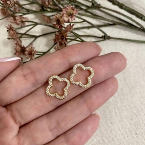 BRINCO TREVO VAZADO CRAVEJADO