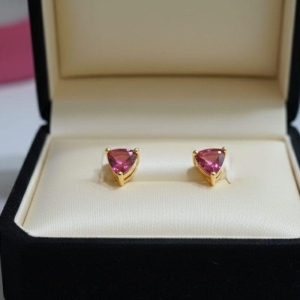 BRINCO TRIANGULO ROSA