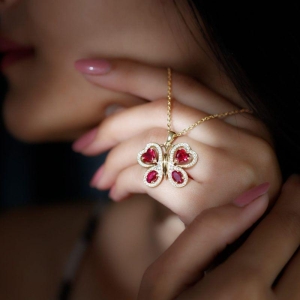 COLAR BORBOLETA CORAÇAO ROSA CRAVEJADA