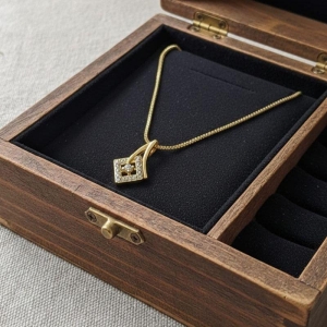 COLAR QUADRADO CRAVEJADO