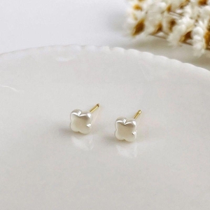 BRINCO PEROLA ESTILO CRUZ