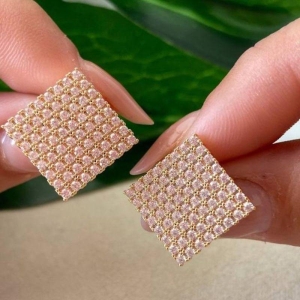 BRINCO QUADRADO CRAVEJADO GRANDE