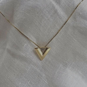 COLAR TRIANGULO COM ZIRCONIA