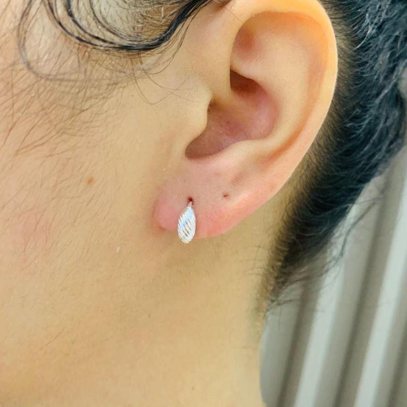 ARGOLA MEIA OVAL DETALHES P