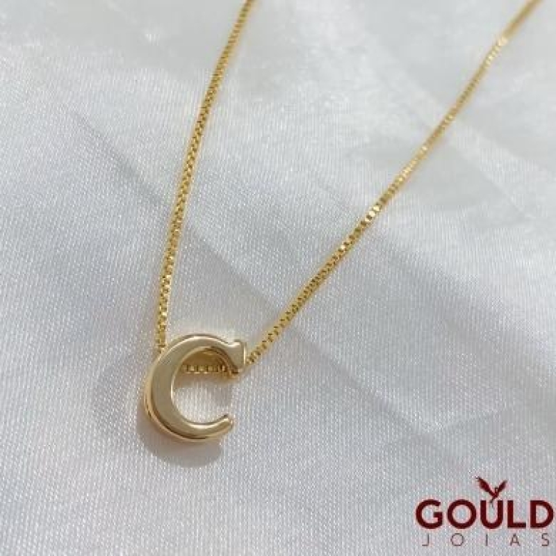 COLAR LETRA C PEQUENA