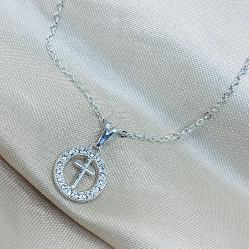 COLAR REDONDO VAZADO CRAVEJADO C/ CRUZ