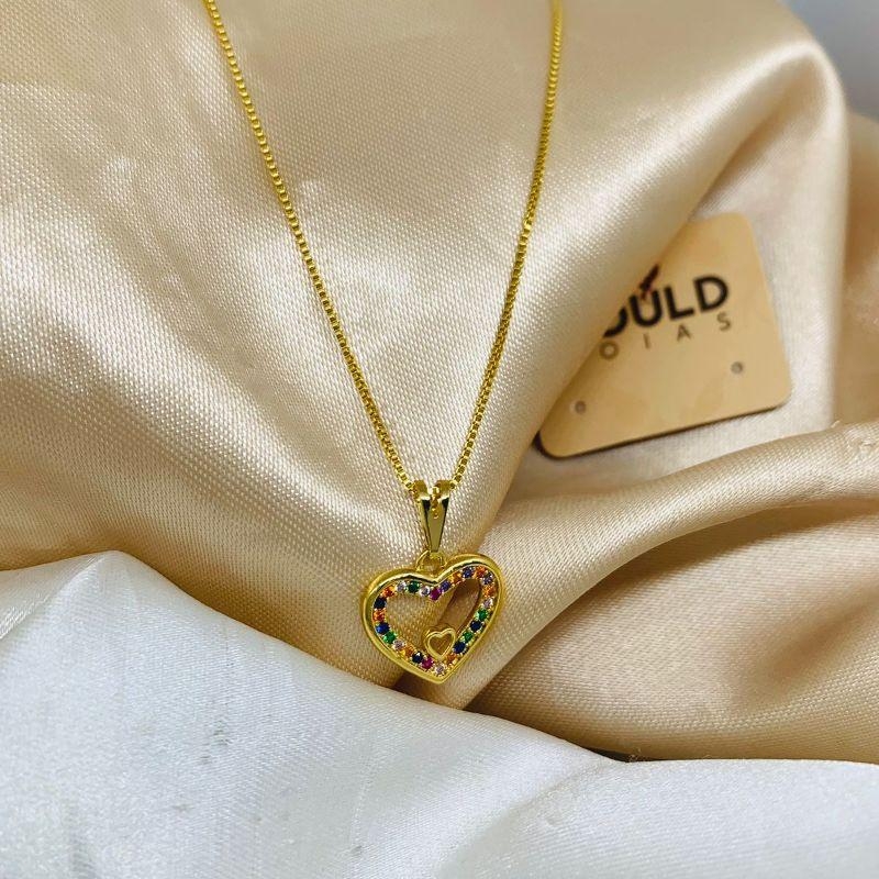 CORDÃO CORAÇÃO VASADO PEDRAS COLORIDAS