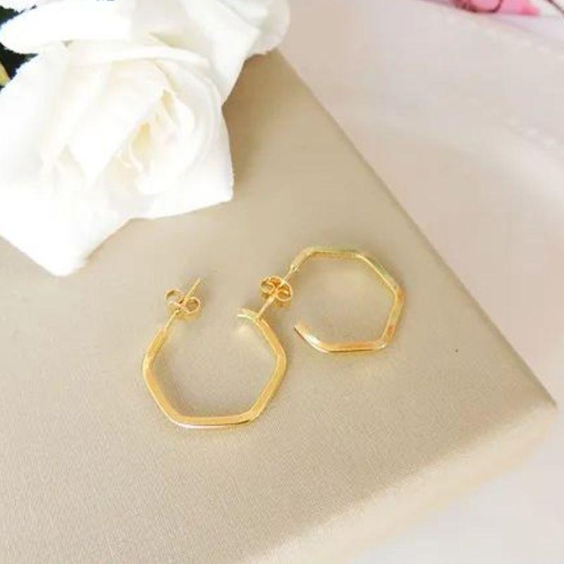 BRINCO ARGOLA RETANGULA FINA MEDIA