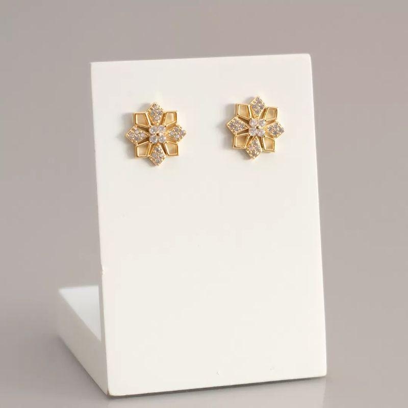 BRINCO FLOR QUADRADO CRAVEJADO