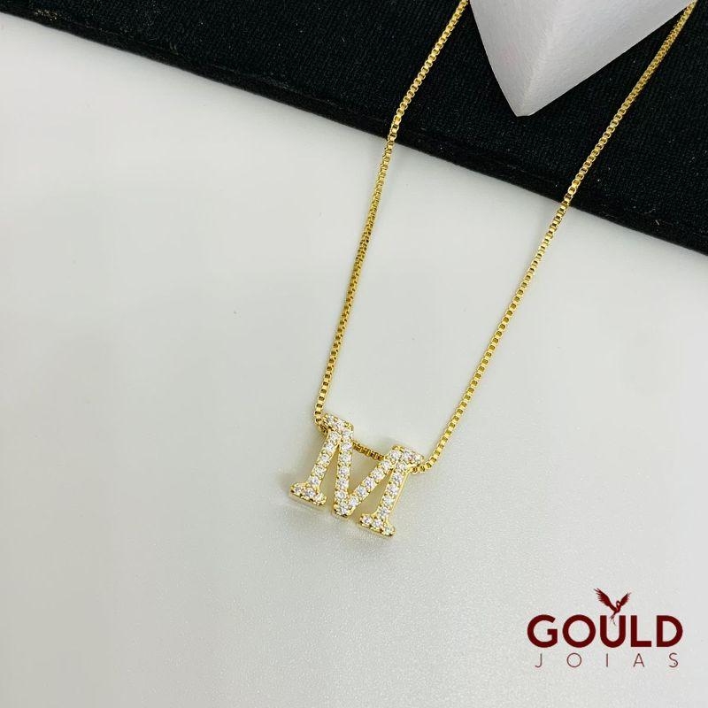 COLAR LETRA M PEQUENA CRAVEJADO