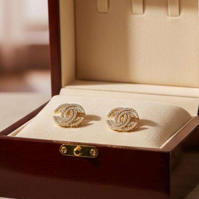 BRINCO CHANEL MEDIO CRAVEJADO