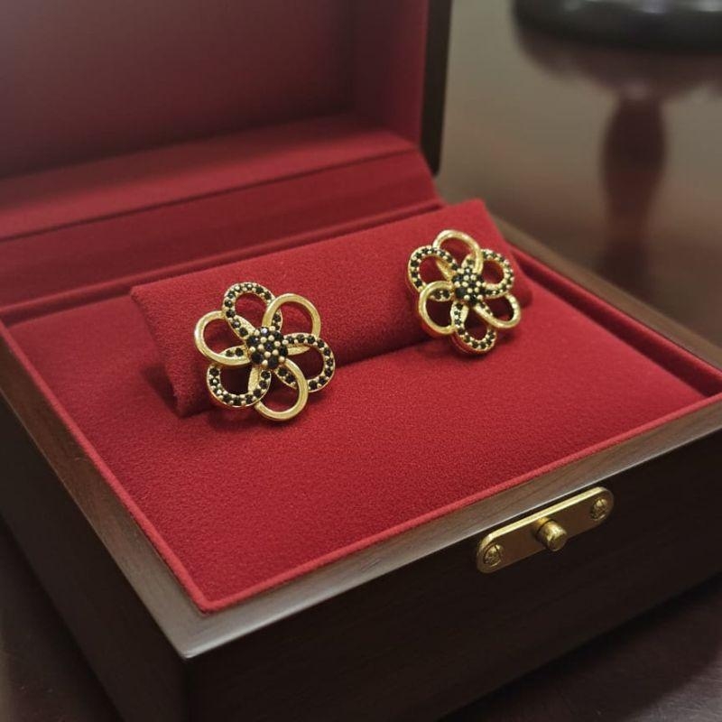 BRINCO FLOR AZUL CRAVEJADA