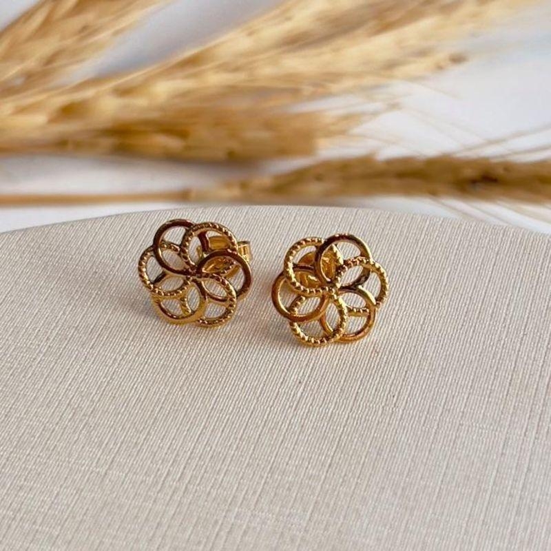 BRINCO FORMATO DE FLOR TRABALHADO E FLOR LISA