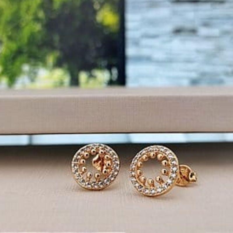 BRINCO REDONDO VAZADO E CRAVEJADO