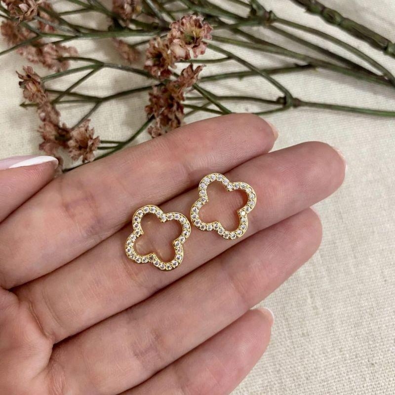 BRINCO TREVO VAZADO CRAVEJADO