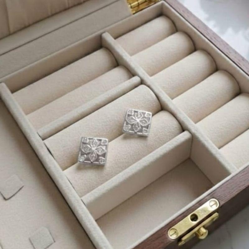 BRINCO VASADO FLOR QUADRADO