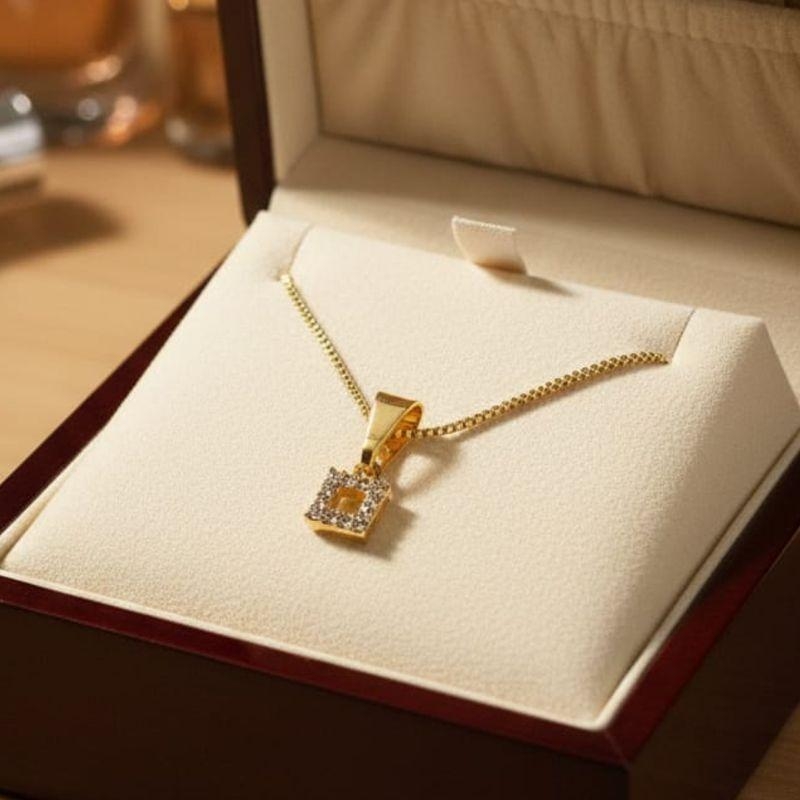 COLAR QUADRADO VAZADO CRAVELADO