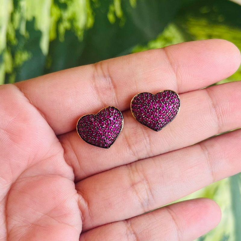 BRINCO CRAVEJADO CORAÇAO ROSA