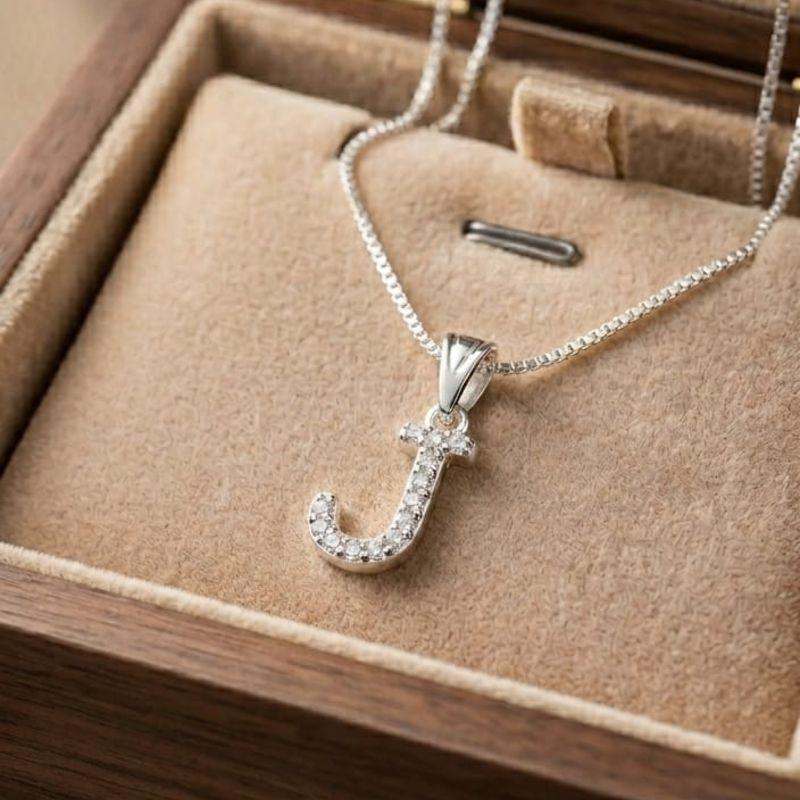 COLAR LETRA J CRAVEJADO