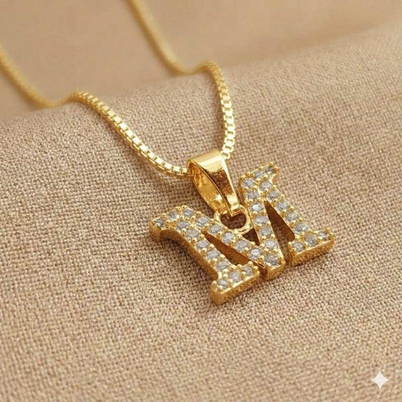 COLAR LETRA M CRAVEJADO