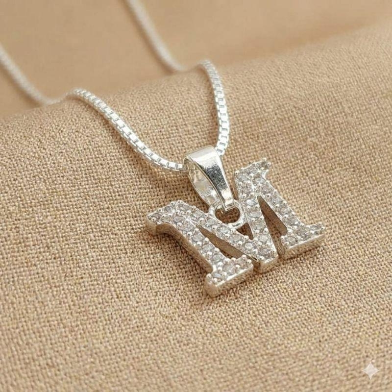 COLAR LETRA M CRAVEJADO