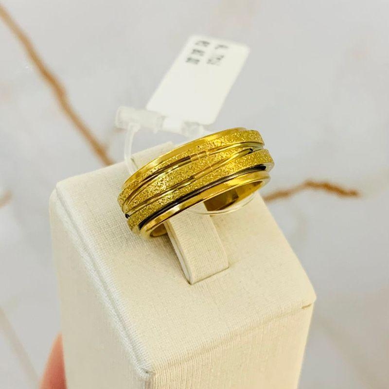 ALIANÇA AÇO DETALHES DOURADO
