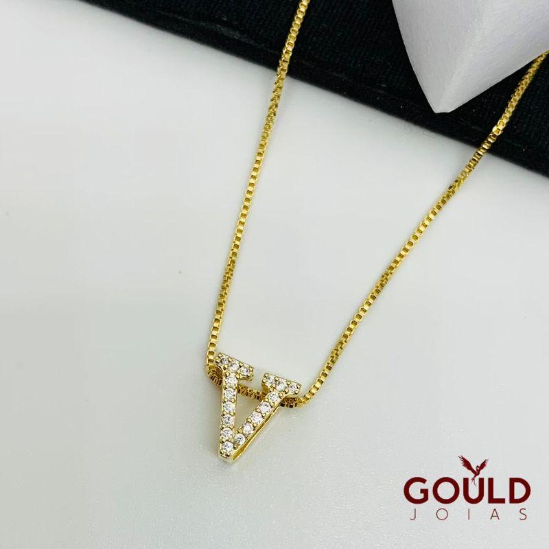 COLAR LETRA V PEQUENA CRAVEJADO