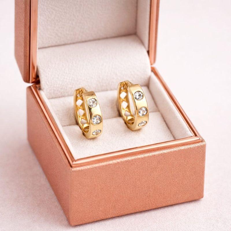 ARGOLA LISA COM TRÊS PONTOS DE LUZ REDONDO