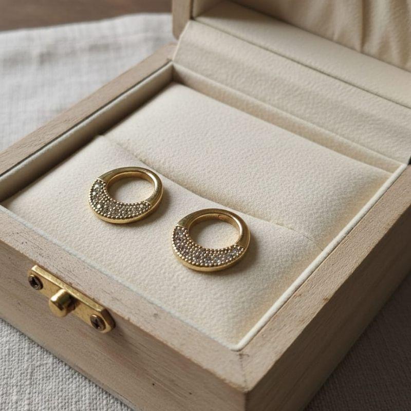 BRINCO ARO VAZADO COM ZIRCONIA