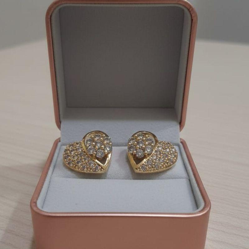 BRINCO CORAÇAO CRAVEJADO VAZADO COM FLOR CRISTAL