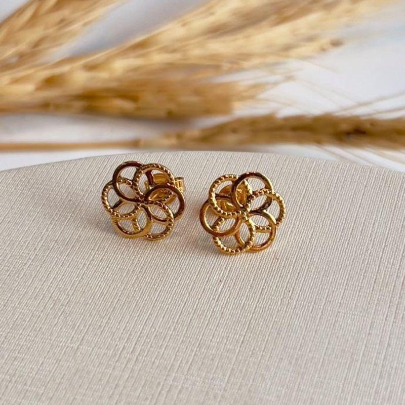 BRINCO FORMATO DE FLOR TRABALHADO E FLOR LISA