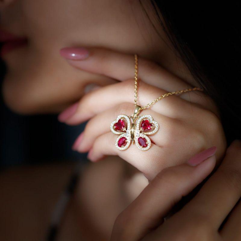 COLAR BORBOLETA CORAÇAO ROSA CRAVEJADA
