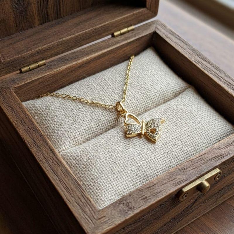 COLAR BORBOLETA VAZADA CRAVEJADA C ZIRCONIA