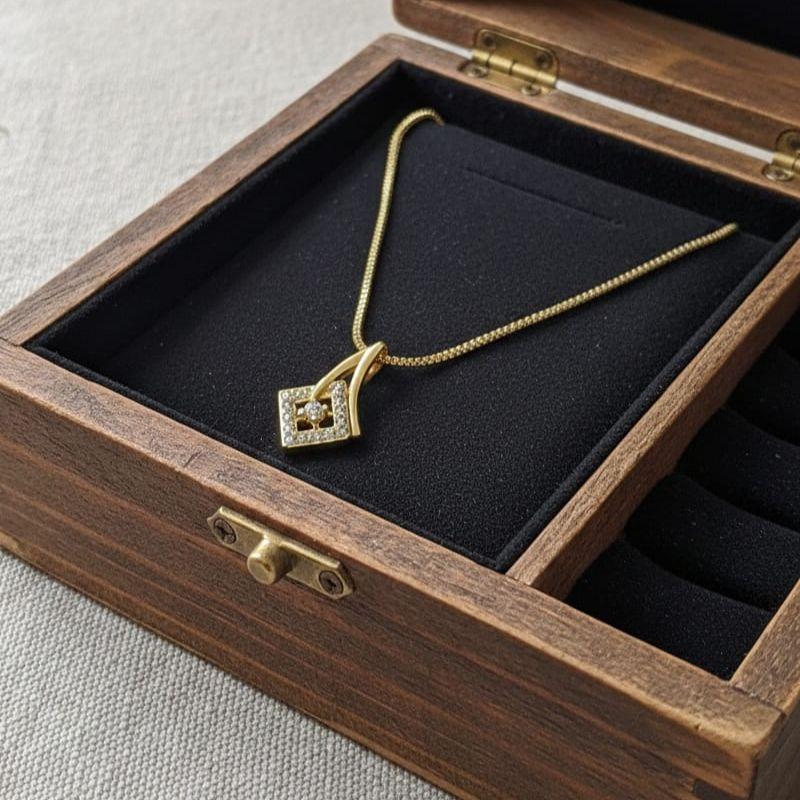 COLAR QUADRADO CRAVEJADO