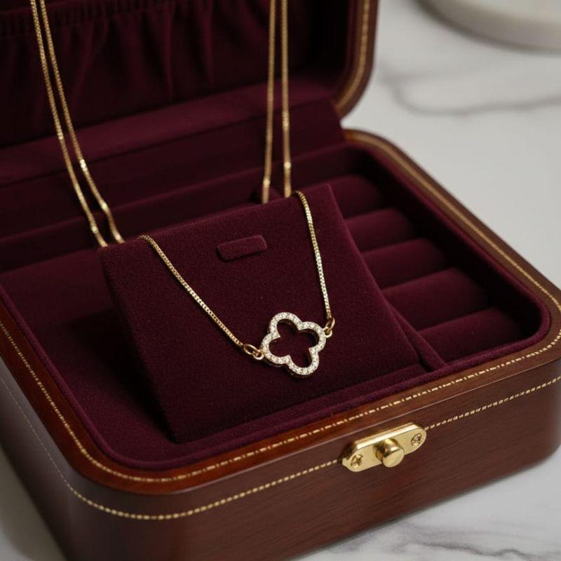 COLAR  TREVO VAZADO CRAVEJADO