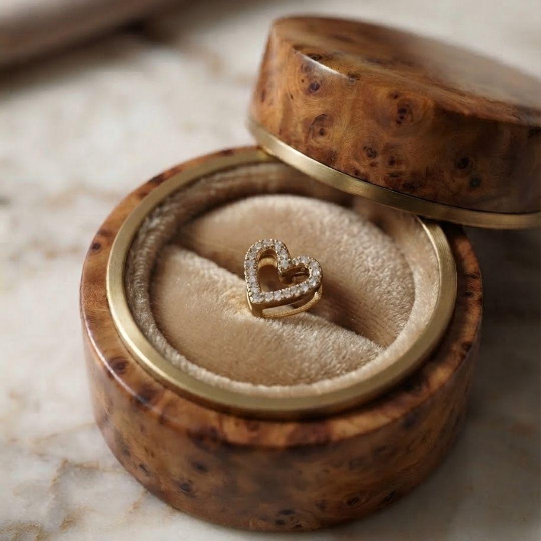 PINGENTE CORAÇAO VAZADO COM ZIRCONIA